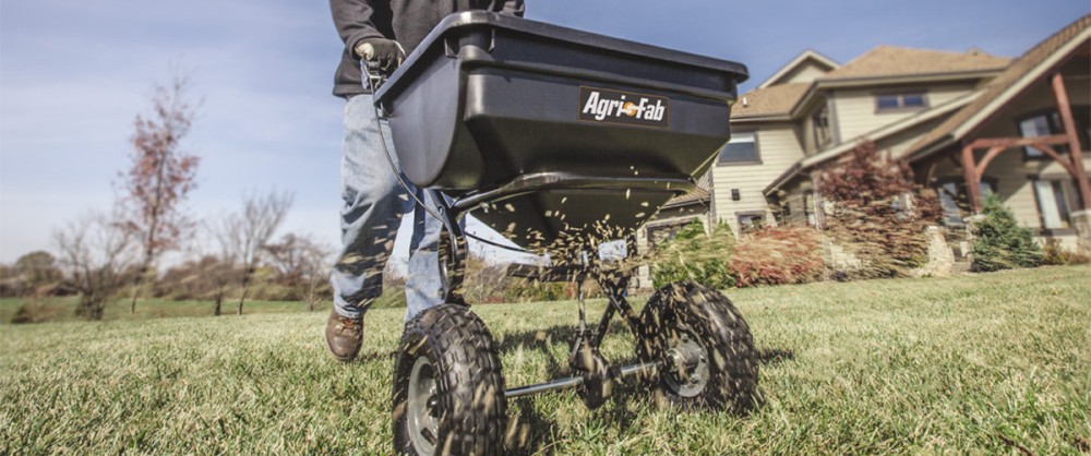 Mehāniskais kliedētājs Agrifab - Izkliedē zāliena mēslojuma granulas pavasarī.